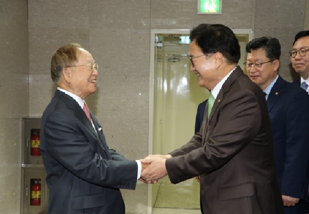 우원식 국회의장이 경총을 방문한 자리에서 손경식 회장이 손을 맞잡고 환하게 웃고 있다. 