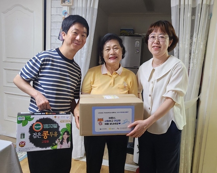 신한은행 고객상담센터 직원들이 독거 어르신 자택을 방문해 ‘착한바람 키트’를 전달하는 모습. 사진=신한은행
