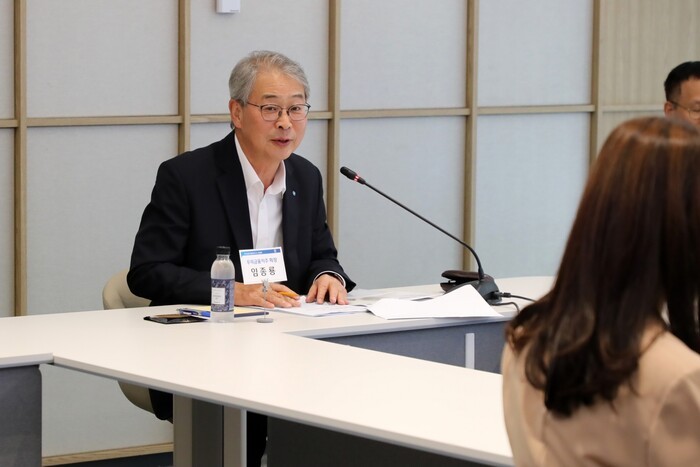 임종룡 우리금융그룹 회장이 서울 여의도 우리투자증권 본사에서 열린 애널리스트 대상 간담회에서 기업가치 제고 계획을 발표하고 있다. 사진=우리금융