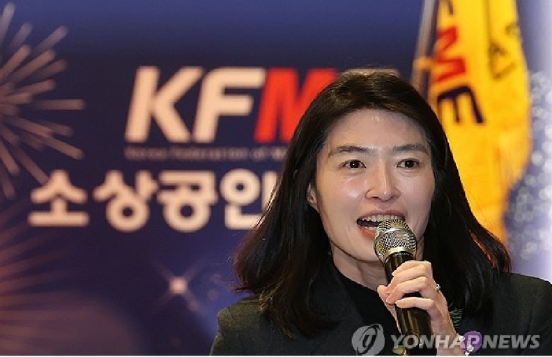 카카오 정신아, 구조조정 속도낸다…헤어샵·골프용품서 철수 - 뉴스 썸네일 이미지