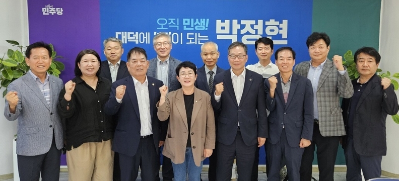 박정현 의원과 기념 촬영(박정현 의원, 황해봉 회장, 이태환 기획예산국장, 박노귀 대전지방행정사회장, 조상화 행정사, 이일환 행정사, 김정섭 행정사, 문창기 행정사, 이미옥 행정사, 김성신 행정사, 박종수 행정사)