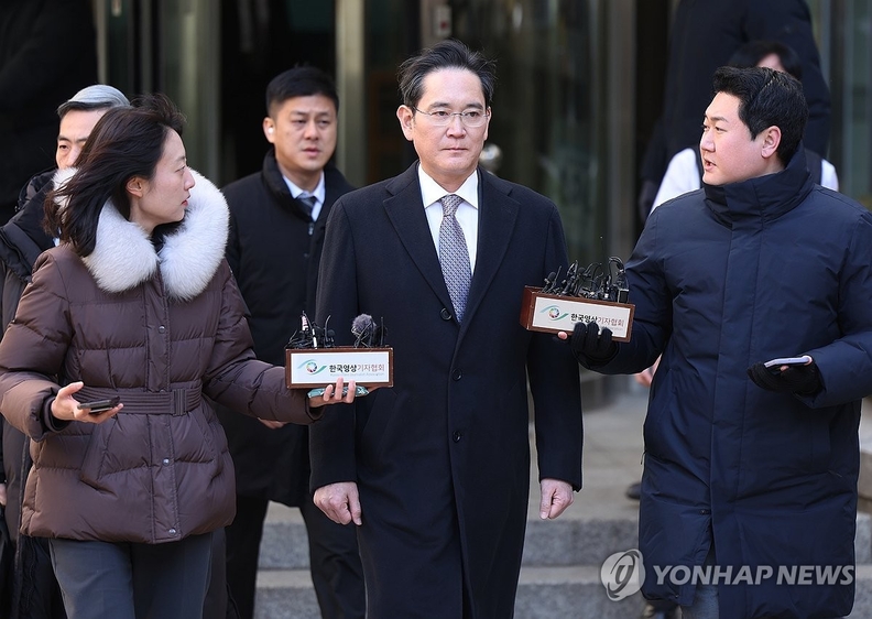 이재용 삼성전자 회장이 3일 오후 서울 서초구 서울고등법원에서 열린 그룹 경영권 승계 관련 부당합병·회계부정 의혹 항소심 선고공판에서 무죄 판결을 받은 뒤 법원을 나서고 있다.