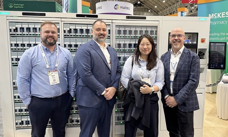 미국 뉴올리언스서 열린 ASHP 2024 전시회에서 한미약품과 McKesson Automation 관계자들이 기념 촬영을 하고 있다.