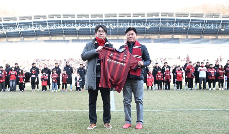 부천자생한방병원 하인혁 병원장(왼쪽)이 부천FC 조용익(부천시장) 구단주와 함께업무협약식 후 기념촬영을 하고 있다.