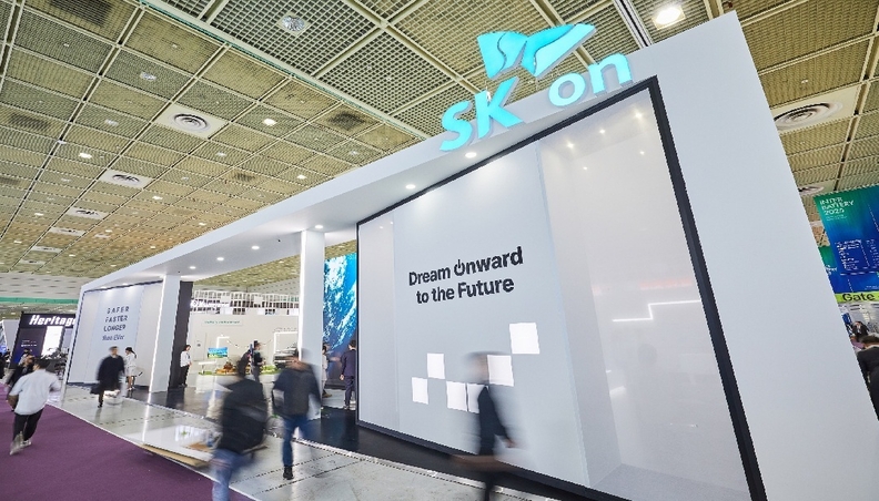 5일 오전 서울 강남구 코엑스에서 열린 배터리 산업 전시회 ‘인터배터리 2025’ 행사장 내 SK온 부스 전경.