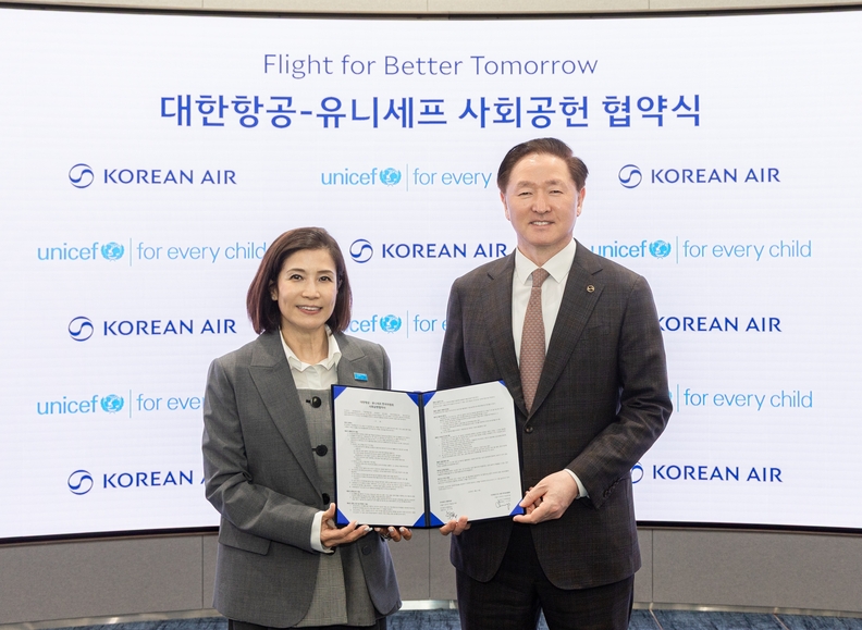 대한항공은 지난 19일 유니세프 한국위원회와 지구촌 어린이 지원을 위한 사회공헌 협약을 맺었다. 사진은 협약식에 참석한 우기홍 대한항공 부회장(사진 오른쪽)이 조미진 유니세프 한국위원회 사무총장과 기념사진을 촬영하는 모습. 