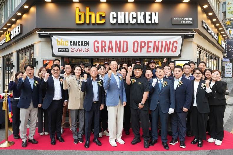 bhc가 28일 서울 선릉역 인근에 스마트 주문 시스템을 도입한 직영 매장 'bhc 선릉역점' 오픈식을 기념해 다이닝브랜즈그룹 송호섭 대표이사, 이훈종 부사장 등 임직원 및 bhc 선릉역점 직원이 참여해 기념 촬영하고 있다.