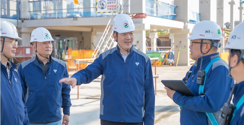허윤홍 GS건설 대표(사진 가운데)가 현장을 둘러보며, 직원들에게 안전을 당부하고 있다. 