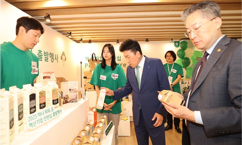 함영주 하나금융그룹 회장(사진 왼쪽 세번째)과 김민석 고용노동부 차관(이 행사장에 마련된 사회혁신기업 전시 부스를 방문하며 참가 기업 소개와 제품에 대한 설명을 듣고 있다.