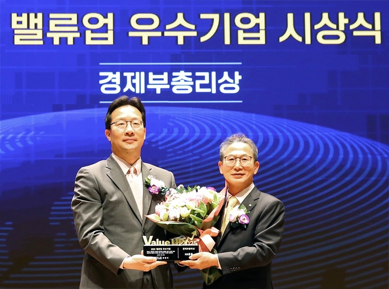 27일 서울 여의도 한국거래소에서 열린 밸류업 우수기업 시상식에서 양종희 KB금융그룹 회장(사진 오른쪽)과 윤인대 기획재정부 차관보(왼쪽)가 기념 촬영하고 있다.