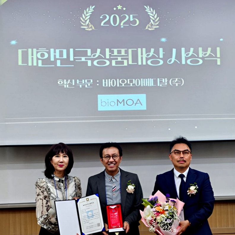 사진 왼쪽부터 대한민국상품대상위원장 이희정 교수, 바이오모아메디칼(주) 이동한 대표, 한국상품학회장 서용구 교수.
