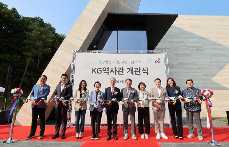 곽재선 KG그룹 회장(사진 왼쪽 여섯번째)과 내빈들이 지난달 30일 경기도 용인시 KG연수원에 건립된 ‘KG역사관’ 개관식에서 기념 테이프를 컷팅하고 있다.