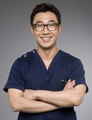 디바성형외과 김종명 원장