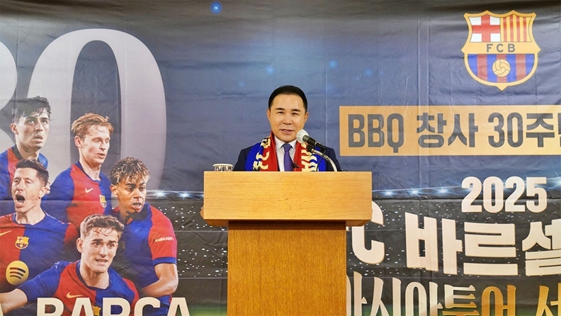 제너시스BBQ 그룹 윤홍근 회장.
