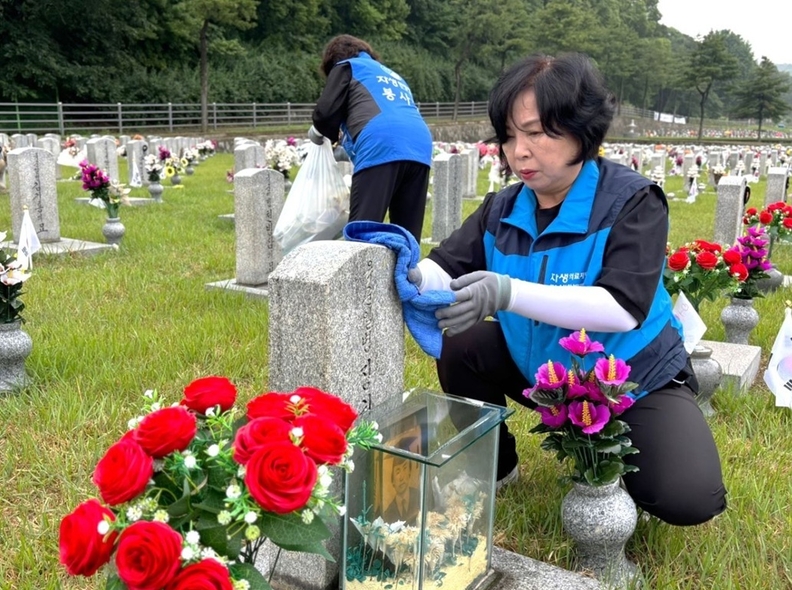자생의료재단 임직원 및 봉사단이 국립서울현충원 묘역정화 봉사활동을 마치고 기념사진을 촬영하고 있다.