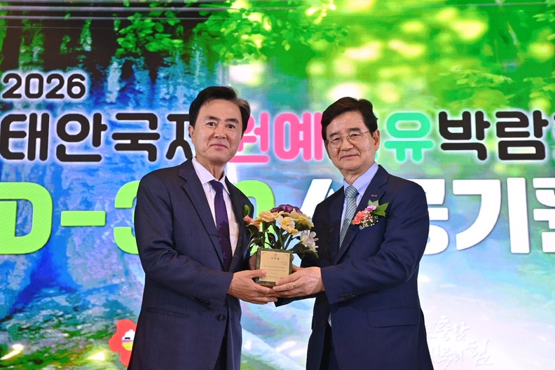 김선규 호반그룹 회장이 ‘2026 태안국제원예치유박람회’ 민간 조직위원장으로 위촉됐다. (사진 오른쪽부터 김선규 호반그룹 회장, 김태흠 충남도지사)