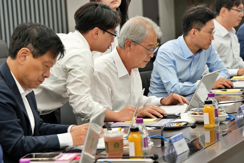 우리금융그룹 임종룡 회장이 직접 ChatGPT 업무 활용 실습을 하고 있다.