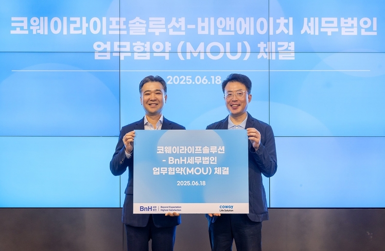 18일 서울 구로구 지타워 코웨이라이프솔루션 본사에서 열린 협약식에서 김명곤 코웨이라이프솔루션 대표이사(사진 오른쪽)와 이명수 BnH세무법인 부대표가 기념 촬영하고 있다.
