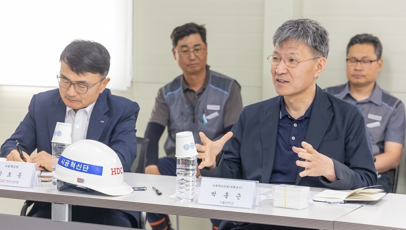 HDC현대산업개발은 18일 서울원 아이파크 현장에서 시공혁신단 주관의 산학연 연합자문회의를 진행했다.(사진 첫째줄 오른쪽부터 박홍근 HDC현대산업개발 시공혁신단장, 박호종 HDC현대산업개발 시공혁신단 상무)
