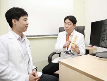 힘찬병원 척추클리닉 허준영 진료원장(사진 왼쪽)과 김민규 진료원장