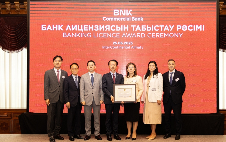 BNK금융그룹은 25일 BNK캐피탈 카자흐스탄법인이 카자흐스탄 금융당국으로부터 은행업 본인가 승인을 받았다. (사진 왼쪽 4번째부터 BNK캐피탈 김성주 대표, 카자흐스탄 금융감독원장 마지나 아빌카시모바)