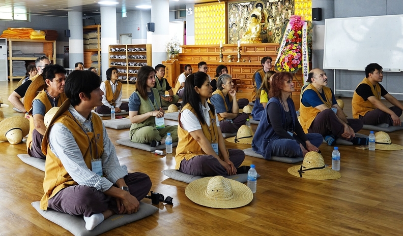  하나은행은 28일부터 1박 2일 동안 충청북도 보은군 속리산면 소재 법주사에서 외국인 손님 30여명을 초청해 한국의 전통문화와 아름다움을 알리는 ‘2025 템플스테이 행사’를 진행했다. 이날 행사에 참가한 외국인 손님들이 저녁예불에 참가하여 한국 전통불교 문화를 체험하는 시간을 보내고 있다.