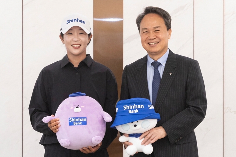 지난 4월 진옥동 신한금융그룹 회장(사진 오른쪽)과 임진희 선수가 후원 계약을 마치고 기념촬영을 하고 있다.