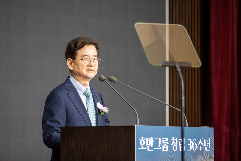 호반그룹 창립 36주년 기념식에서 김선규 호반그룹 회장이 기념사를 하고 있다.