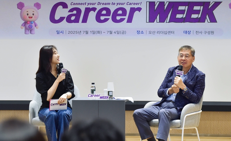 신학철 LG화학 부회장(사진 왼쪽)이 커리어 위크에서 임직원과 대담을 나누고 있다.
