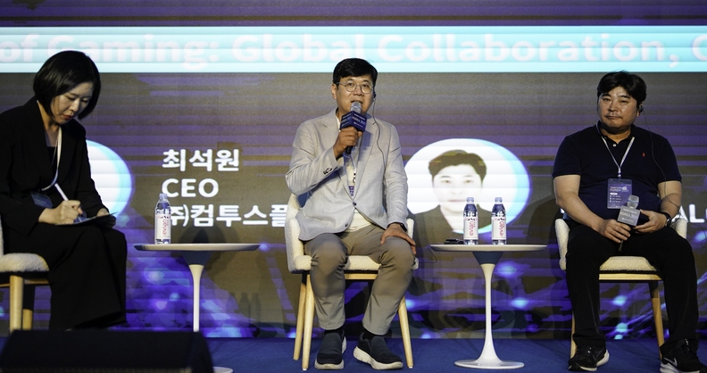 컴투스플랫폼 최석원 대표(사진 가운데)가 2일 열린 ‘텐센트 클라우드 데이’에 토론 패널로 참여해 “게임 산업에서 AI 도입은 선택이 아닌 필수"라고 말했다.