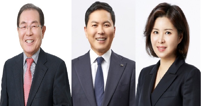 사진 왼쪽부터 윤동한 한국콜마그룹 회장, 윤상현 콜마홀딩스 부회장, 윤여원 콜마비앤에이치 대표. 