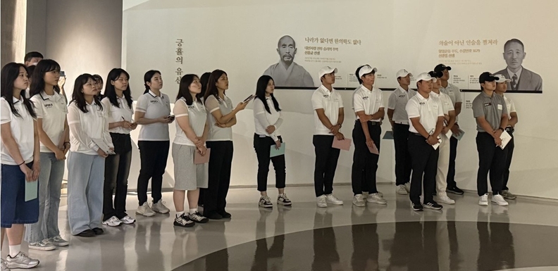 자생메디바이오센터에 방문한 최경주재단 장학생들이 JS뮤지엄을 견학하고 있다. 