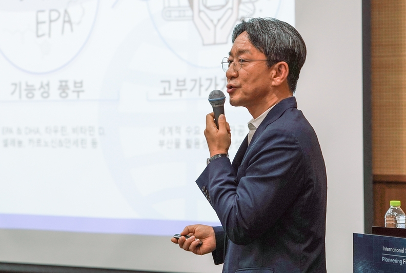 이기웅 동원F&B 식품과학연구원장이 4일 광주 김대중컨벤션센터에서 열린 '2025 한국식품과학회 국제학술대회'에서 ‘블루푸드테크’에 대해 발표하고 있다.