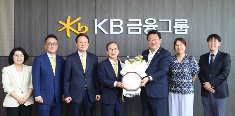  이환주 KB국민은행장(사진 왼쪽부터 세번째), 양종희 KB금융그룹 회장(왼쪽부터 네번째), 주형환 저고위 부위원장,이선영 저고위 인구전략국장이 지난 9일 여의도 KB국민은행 신관에서 기념촬영을 하고 있다.