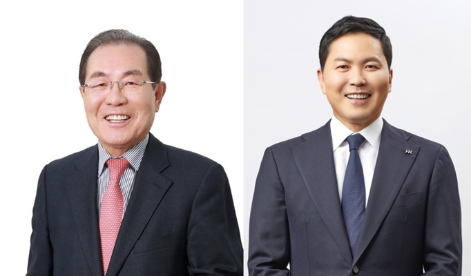 사진 왼쪽부터 윤동한 콜마그룹 회장, 윤상현 콜마홀딩스 부회장,