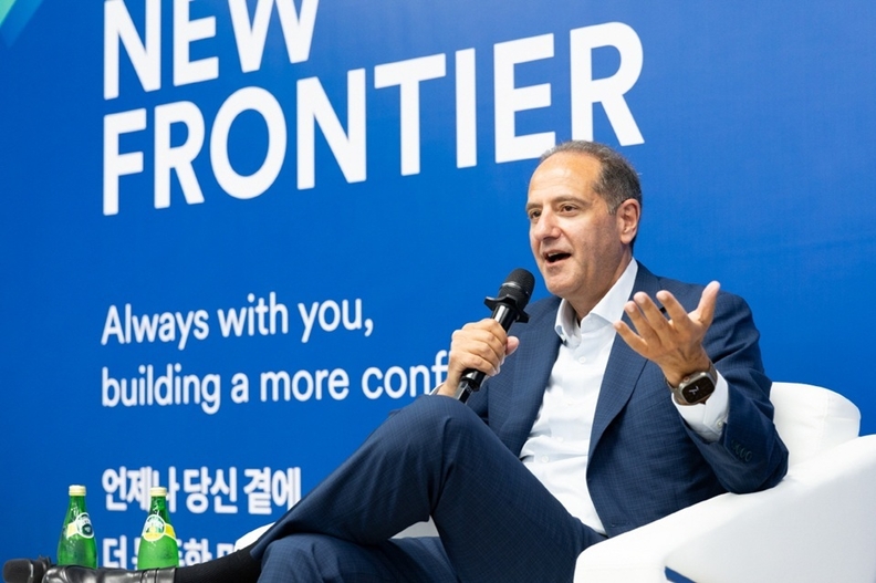 미셸 할라프 메트라이프 회장 겸 CEO가 메트라이프생명 임직원들과 함께한 타운홀 미팅에서 한국 시장의 중요성에 대해 설명하고 있다.