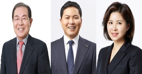 사진 왼쪽부터 윤동한 한국콜마그룹 회장, 윤상현 콜마홀딩스 부회장, 윤여원 콜마비앤에이치 대표. 