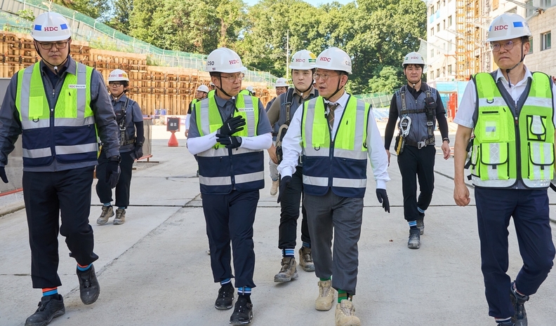 HDC현대산업개발은 최근까지 이어졌던 장마에 이어 불볕더위가 다시 시작되며 전국 대부분 지역에 폭염경보가 내려진 가운데, 현장의 안전사고 예방을 위해 경영진 현장 점검을 시행했다. (사진 앞줄 오른쪽 두번째 정경구 HDC현대산업개발 대표이사, 세 번째 조태제 HDC현대산업개발 CSO)