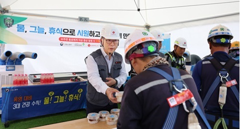롯데건설 박현철 부회장*사진 왼쪽)이 건설현장에서 근로자에게 팥빙수, 건강음료 등을 나눠주는 모습. 