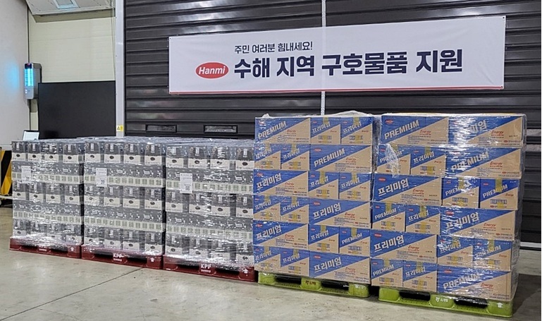 한미그룹이 경기·경남·광주·충남 등 수해 지역에 전달한 두유와 에너지드링크 등 구호물품 모습.