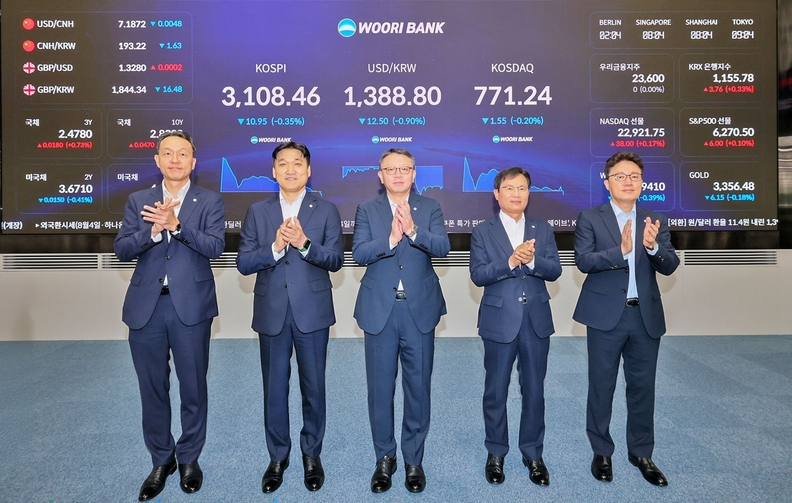 4일 우리은행 회현동 본점 자금시장그룹 딜링룸 전광판 점등식에 (사진 왼쪽부터) 이정섭 브랜드홍보그룹장, 박형우 자금시장그룹장, 정진완 은행장(가운데), 양현근 상임감사위원, 한세룡 업무지원그룹장이 참석해 기념촬영하고 있다.