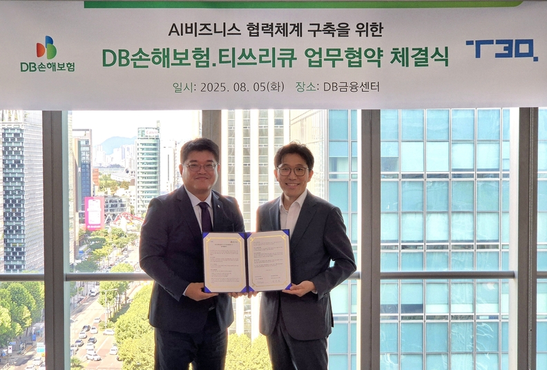 5일 서울시 강남구 DB금융센터에서 DB손해보험 심진섭본부장(사진 왼쪽)과 T3Q 박병훈대표가 업무협약을 맺고 기념 촬영하고 있다.