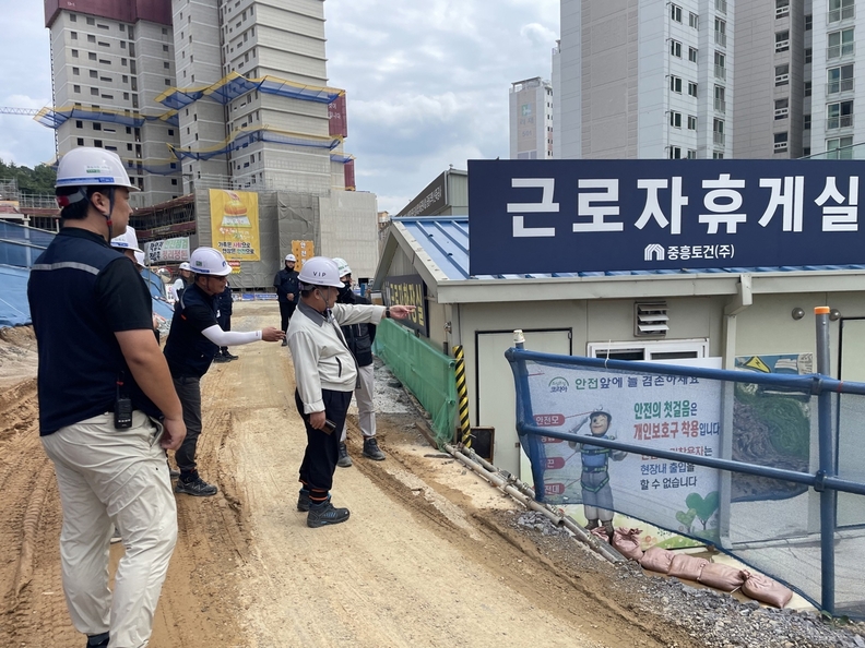 중흥건설 백승권 대표이사가 지난 7일 광주 ‘송암공원 중흥S-클래스’ 건축 현장에서 온열질환 예방 대책 이행 여부를 불시 점검하고 있는 모습.