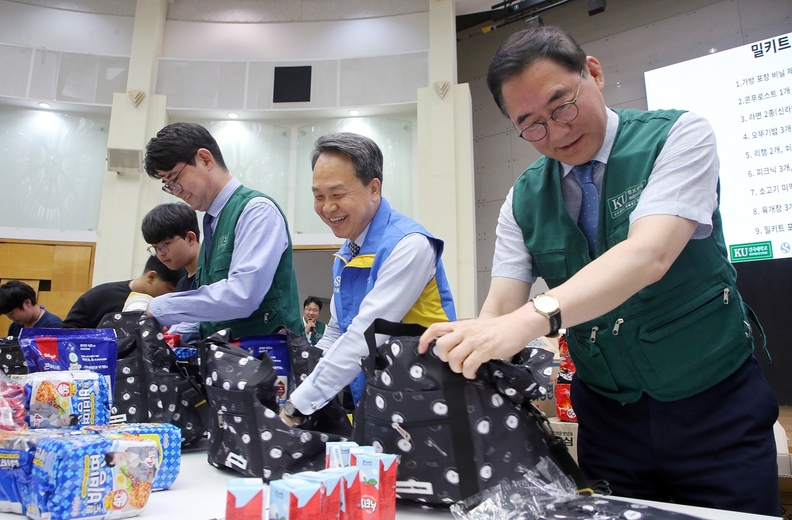 진옥동 신한금융그룹 회장(사진 오른쪽 두번째)이 원종필 건국대학교 총장, 이영범 건국대학교 부총장 등과 함께 밀키트를 포장하고 있다.