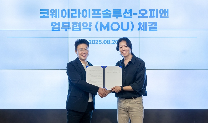 20일 서울 구로구 지타워 코웨이라이프솔루션 본사에서 진행된 업무협약식에서 김명곤 코웨이라이프솔루션 대표이사(사진 왼쪽)와 오종관 오픈닥터 대표이사가 기념 촬영하고 있다.