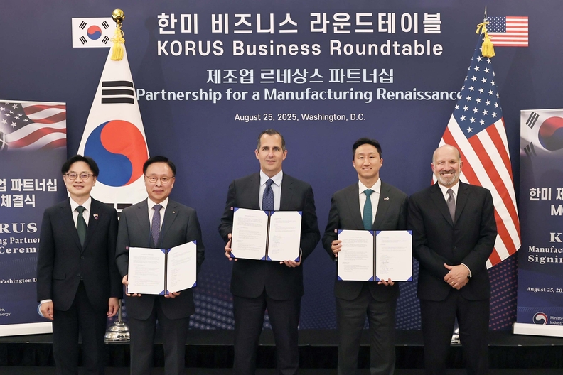 HD현대가 25일(현지시각) 미국 워싱턴 DC에 위치한 윌라드 인터콘티넨탈 호텔에서 '한미 조선산업 공동 투자 프로그램 조성을 위한 양해각서(MOU)'를 체결했다. (사진 왼쪽부터 김정관 산업통상자원부 장관, 김복규 한국산업은행 수석부행장, 프랭크 브루노 서버러스 캐피탈 최고경영자, 정기선 HD현대 수석부회장, 하워드 러트닉 미국 상무부 장관)