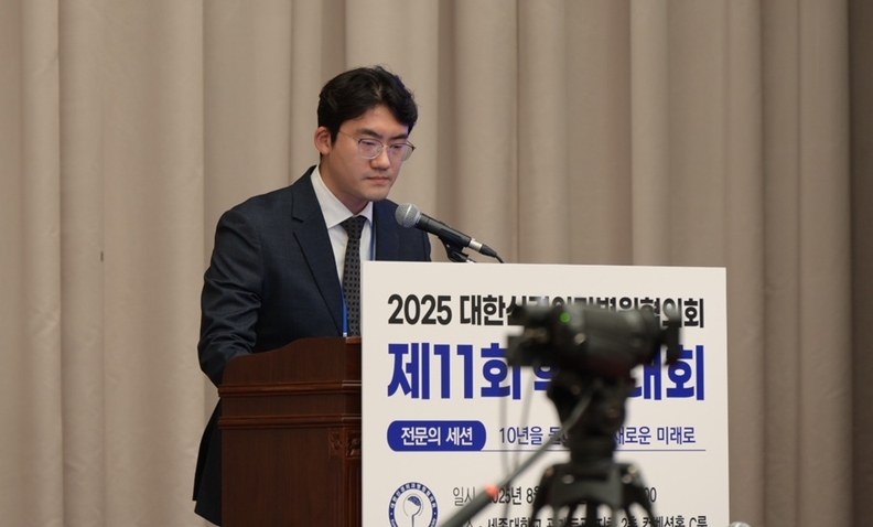 <strong>청담해리슨송도병원 김명훈 대표원장 강연 모습. </strong>