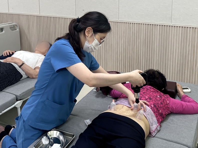부산자생한방병원 의료진이 몰운대종합사회복지관을 찾아 의료봉사를 하고 있다
