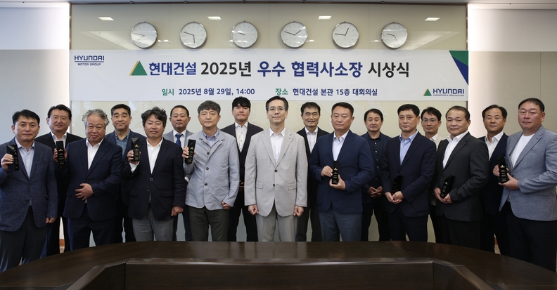 이한우 현대건설 대표이사(사진 가운데)와 최우수 소장 및 협력사 대표들이 ‘우수 협력사 소장 시상식’ 기념촬영하고 있다.
