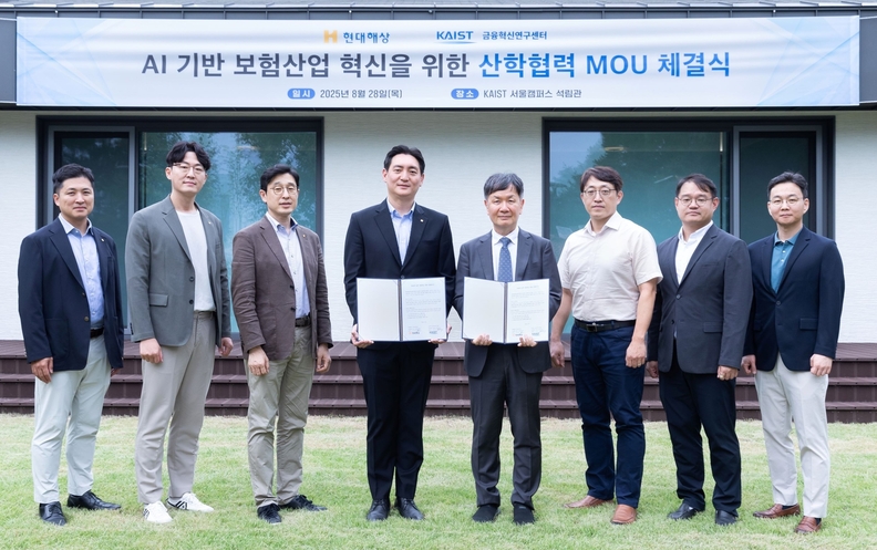 28일 서울시 동대문구 카이스트 서울캠퍼스 석림관에서 업무협약을 맺고 기념촬영하고 있다. 사진 왼쪽부터 현대해상 데이터전략파트 박현우 차장, 여창준 수석, 곽종수 부장, 디지털전략본부 김성재 상무와 카이스트 금융혁신연구센터 강장구 센터장 경영대학 김경국 교수, 최현수 교수, 황근호 교수. .